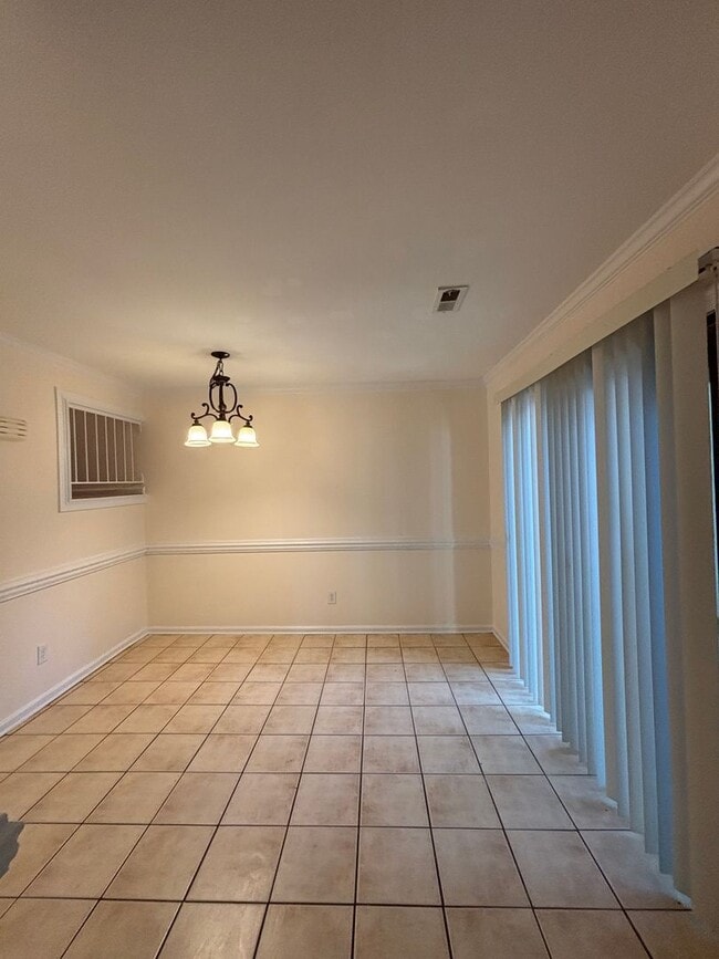 Building Photo - PRICE REDUCTION!   Available Now – End Uni...