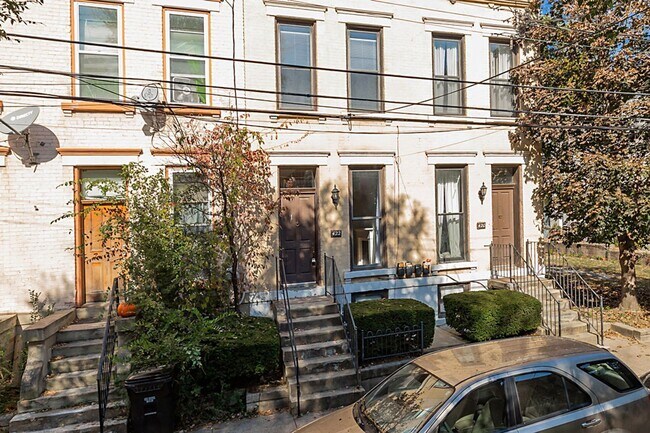 Interior Photo - 420 Chestnut St