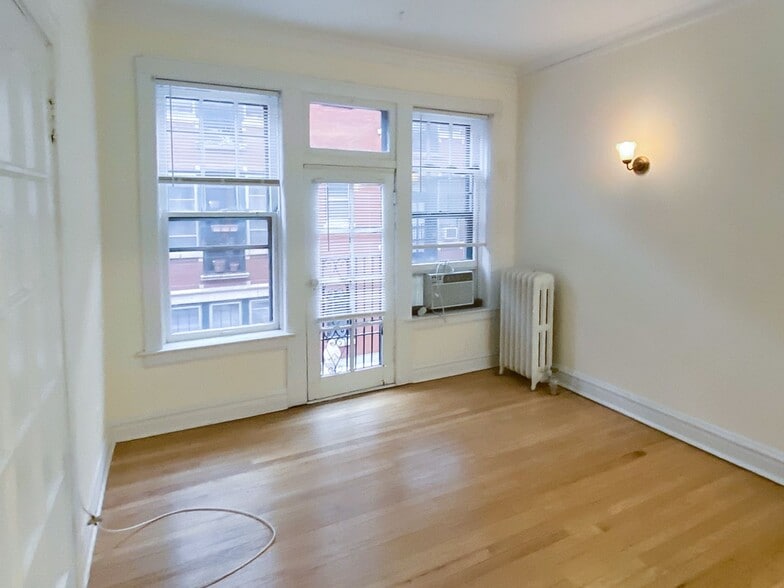 Building Photo - 435 W Surf St