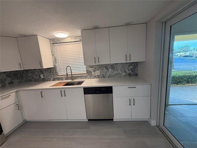 Building Photo - 4700 Cove Cir