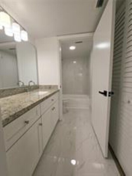 Building Photo - 2881 N Oakland Forest Dr