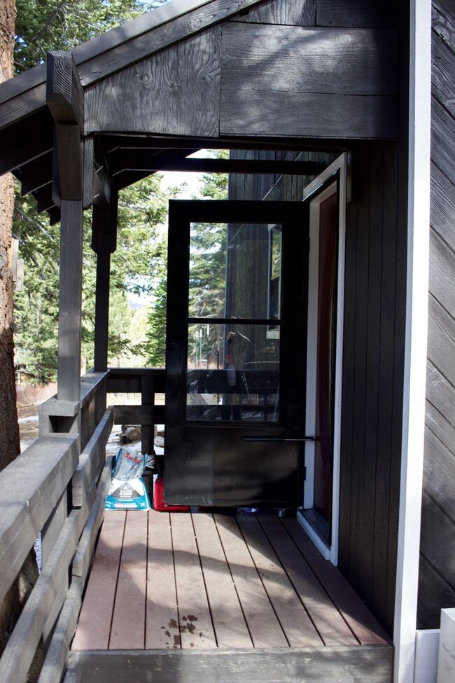 Building Photo - Charming 2 Bedroom, 1 Bath Private Single-...