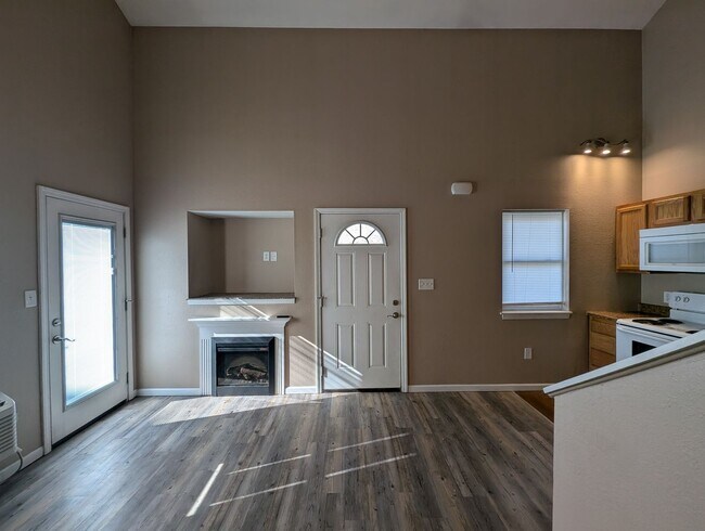 Building Photo - 2 Bedroom/2 Bathroom Townhouse in Fayette!