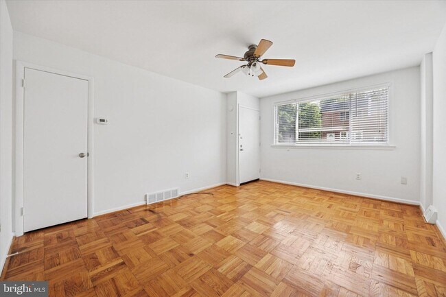 Building Photo - 348 Ripka St