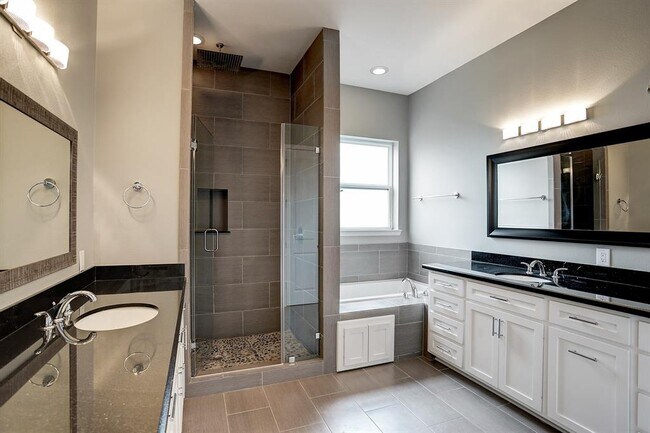 Building Photo - 2613 Waugh Dr