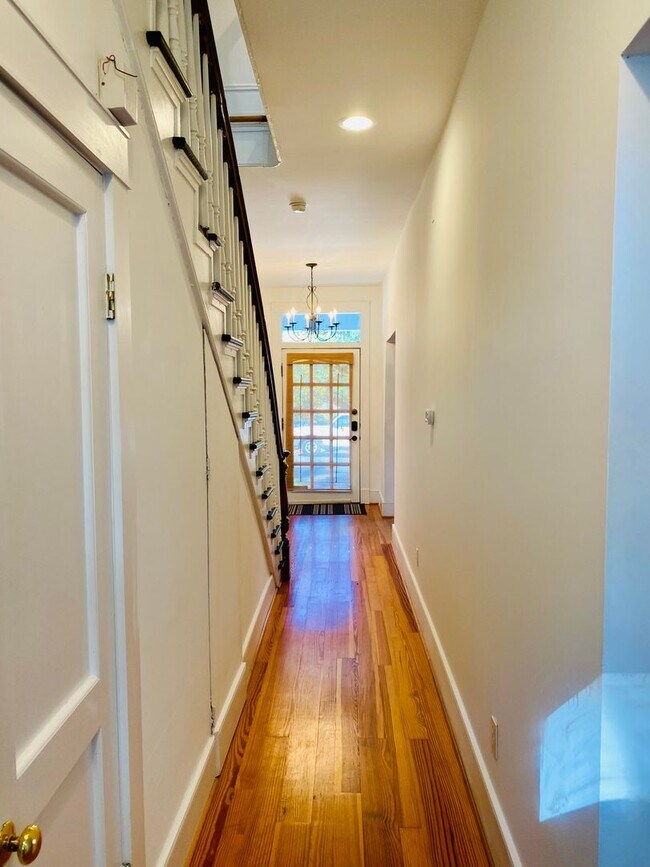 Building Photo - Beautifully Renovated 2bdrm/1.5bth Row House Located in Historic Church Hill!!