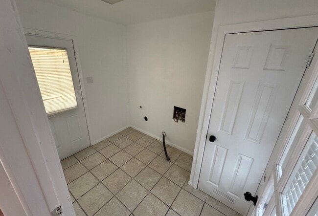 Building Photo - 1024 Miramar Pl
