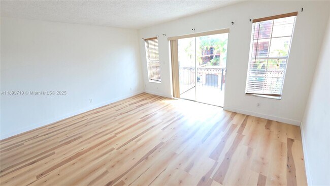 Building Photo - 650 Tennis Club Dr