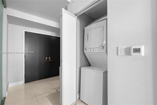 Building Photo - 900 Biscayne Blvd