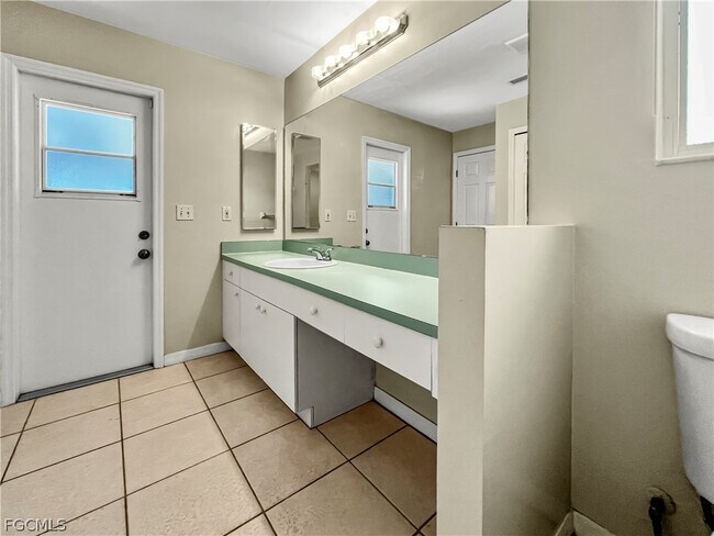 Building Photo - 208 SE 17th St