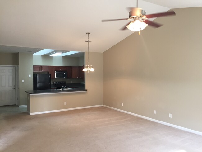 Building Photo - 2 bed, 2 bath, 2 car garage, ranch style t...