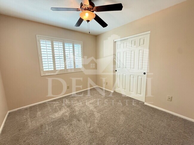 Building Photo - 1211 E Drake Dr