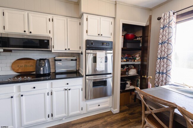 Building Photo - 5143 Venice Ave