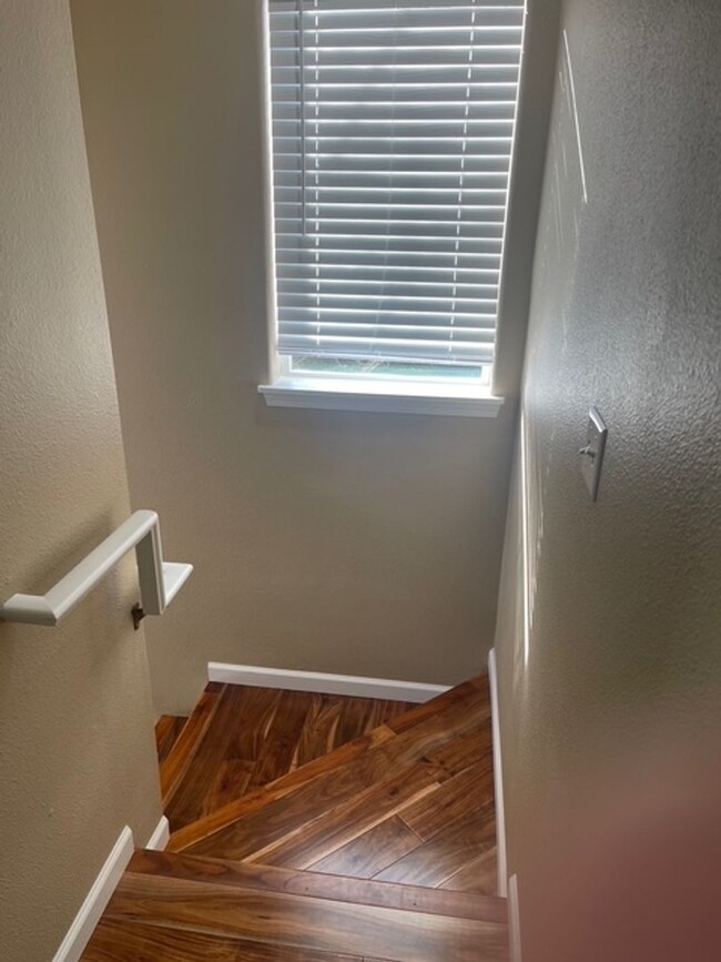 Building Photo - Beautiful 3 bed 2.5 home in Oak Hills! Was...