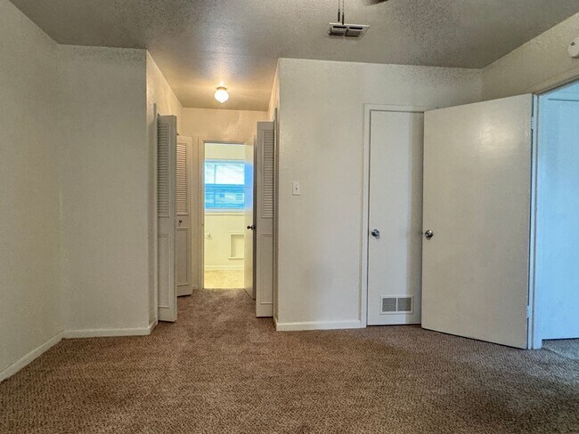 Building Photo - 503 S Fannin Ave