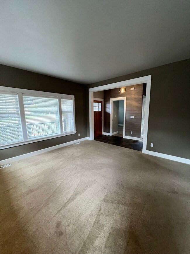 Building Photo - Spacious home with a large bonus room!  We...