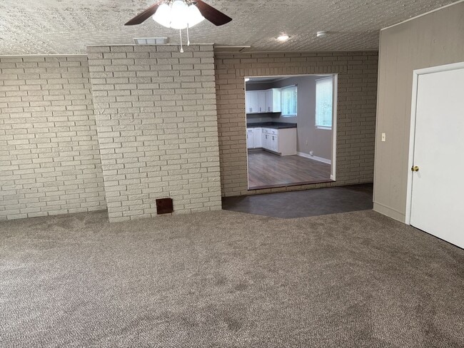 Building Photo - Totally Updated! New kitchen! 2 Living Areas! Kickapoo School District! $1,295