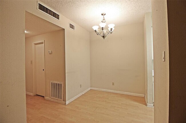 Building Photo - 10053 Westpark Dr