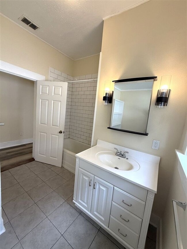 Building Photo - Beautifully Renovated 2 bedroom, 1 bath Bungalow | Historic Highland area | $900/Month Rent