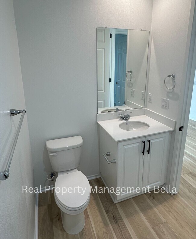 Building Photo - Modern Luxury Awaits: Discover Your Dream Home!