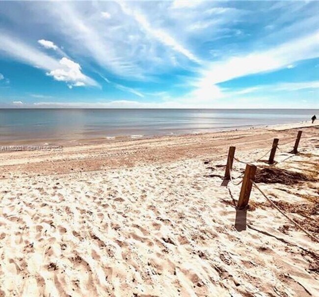 Building Photo - 1121 Crandon Blvd