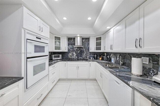 Building Photo - 520 Brickell Key Dr