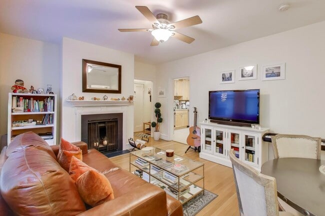 Building Photo - 636 W Waveland Ave