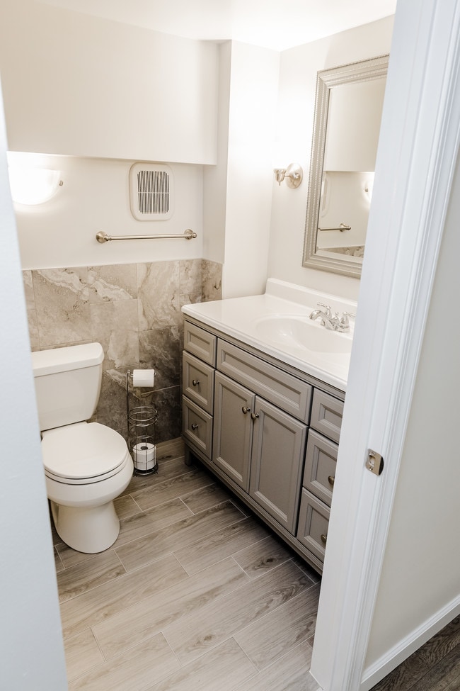 Full bathroom upstairs - 40 Fayette St