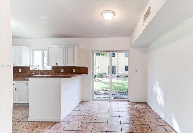 Building Photo - 970 NE 34th Ave