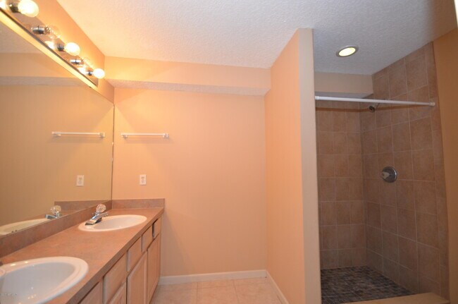 Building Photo - 13715 Richmond Park Dr N