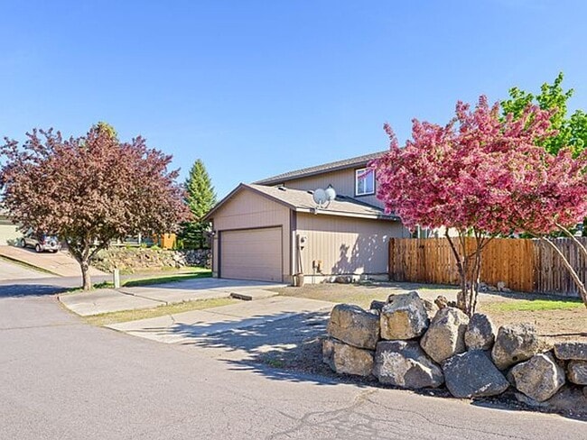 Building Photo - 4 bed 3 bath, Bonus room, Rv parking, Fenc...