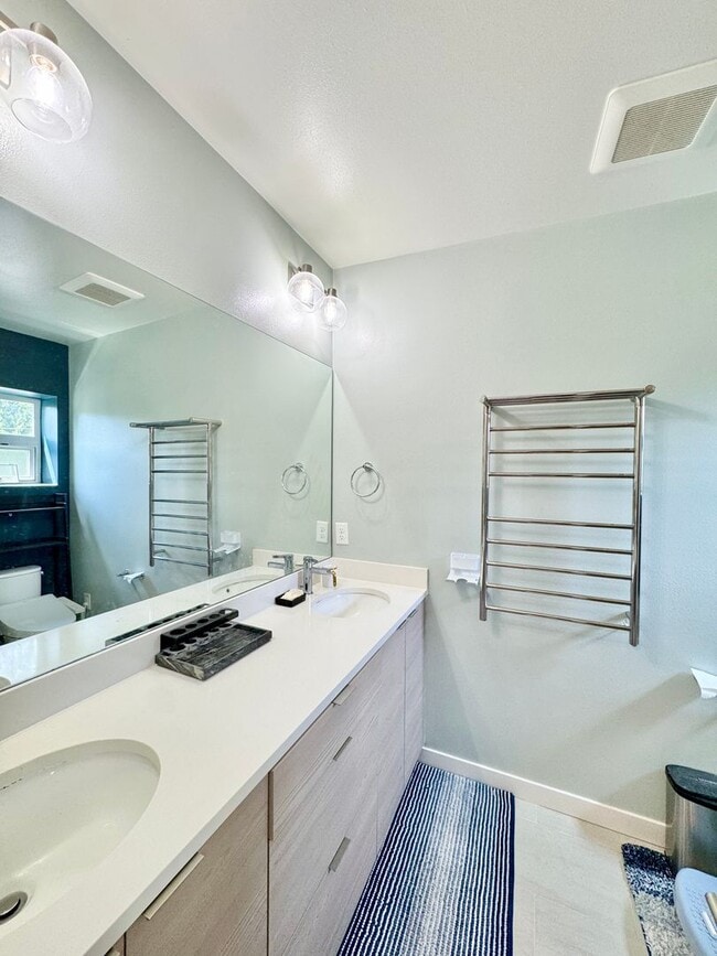 Building Photo - New Modern Townhome in North Seattle – Rar...
