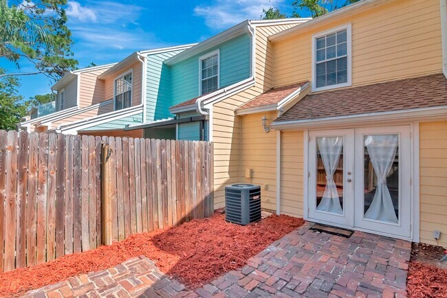 Building Photo - South Tampa 2 Bedroom w/ Office 2 Bathroom Townhome