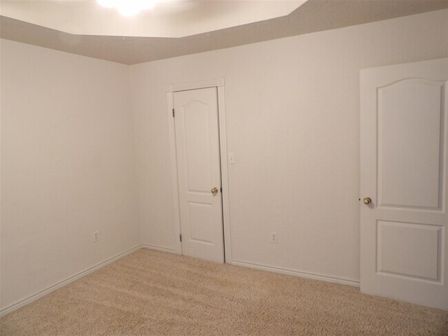 Building Photo - 405 SE Lancelot Ln