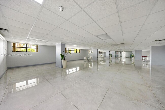 Building Photo - 600 Parkview Dr