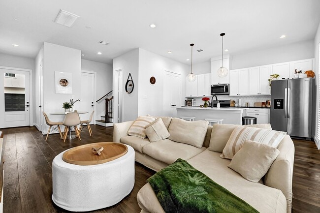 Building Photo - 5733 White Magnolia St.