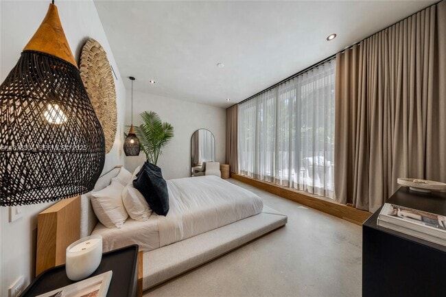 Building Photo - 1000 NW 9th Ct