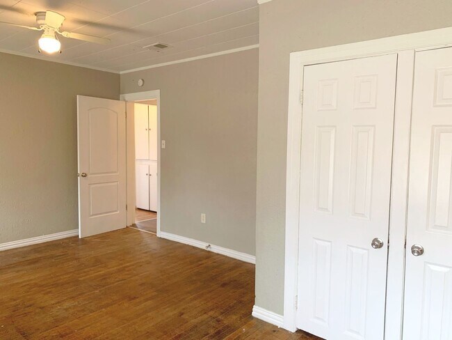 Building Photo - 3 bed 2 bath July Move In - Pre-Leasing