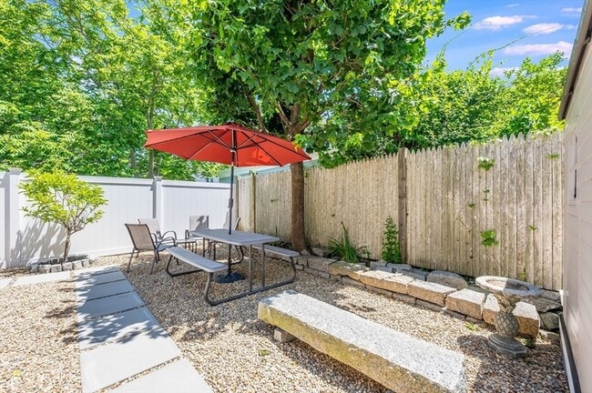 Building Photo - 5 White Way