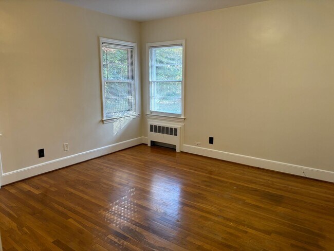 Building Photo - Hamilton Lakes Park Area 3 BR in Grimsley HS District