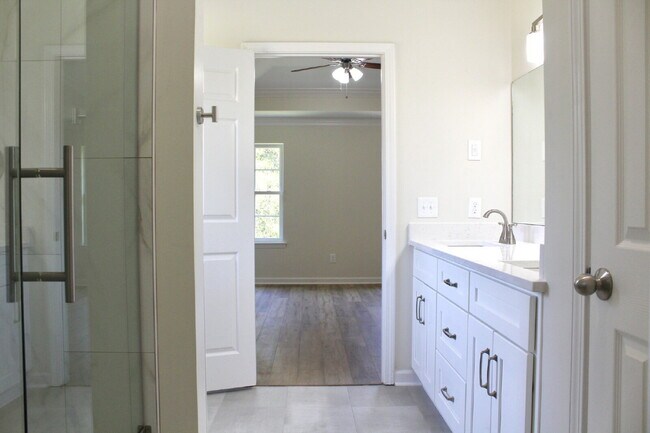 Building Photo - Stunning Move-In Ready Home in Hendersonville – Minutes from Old Hickory Lake!