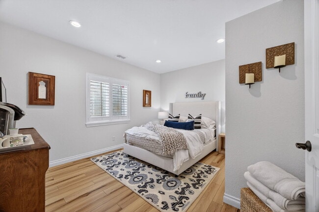 Building Photo - "Spacious 5-Bedroom Retreat on South Quantock Way - Perfectly Designed for Comfort and Style!"  A...