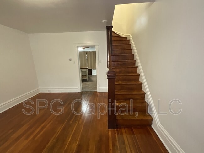 Building Photo - 2006 Holly St