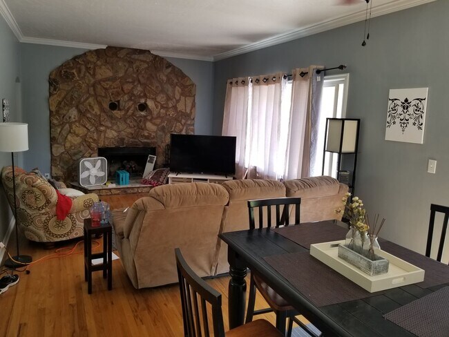 Building Photo - Aksarben/UNO 4 bed 2 bath with gas firepit...