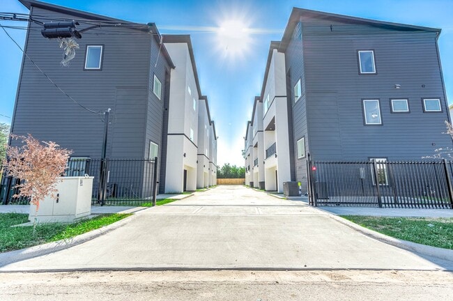 Building Photo - 3209 St Emanuel St