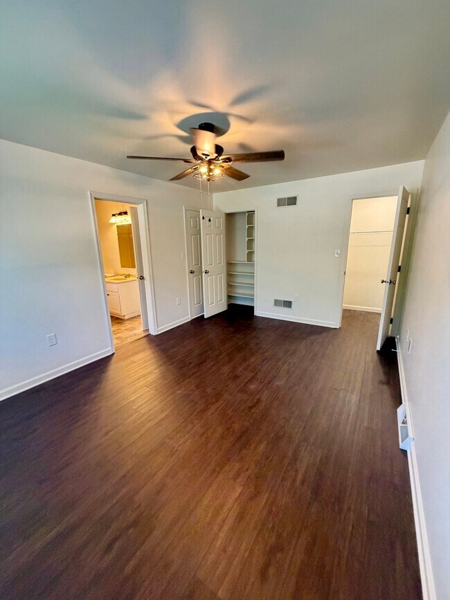 Building Photo - 33 Park View Dr