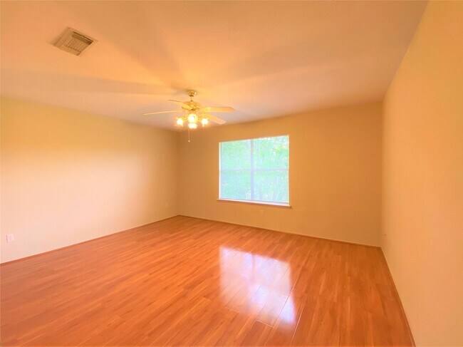 Building Photo - 8026 Golf Green Cir