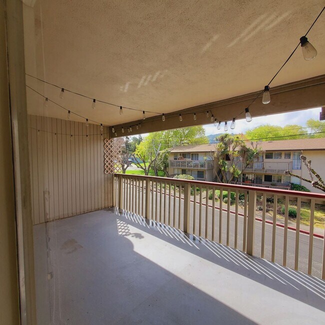 Building Photo - Pinole Crest 2 bedroom/2 bath Condo ~Light...