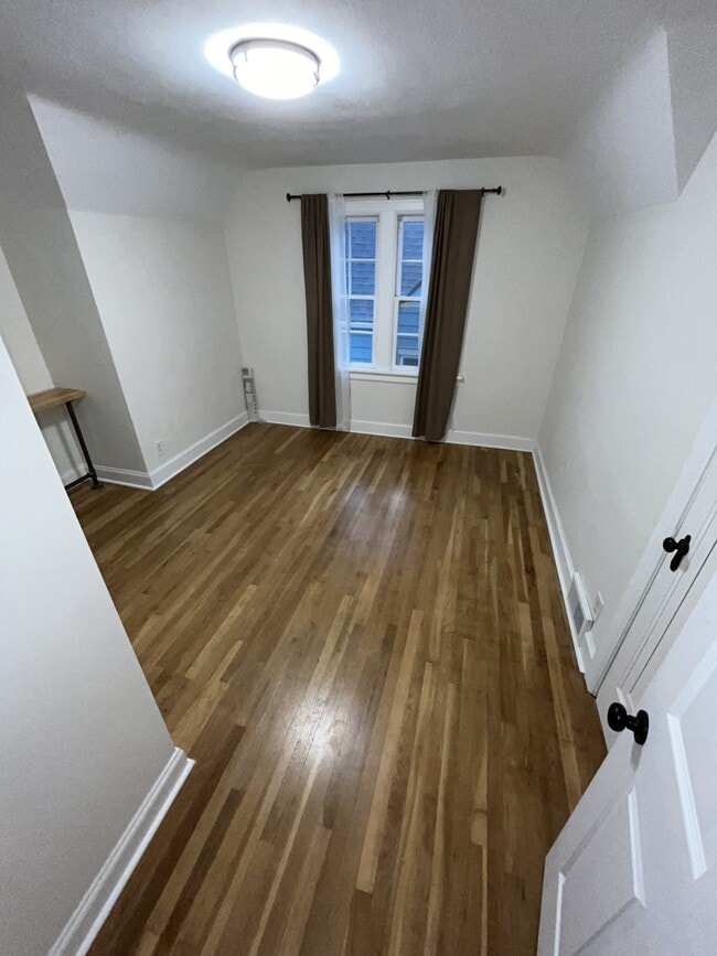 Building Photo - 1910 Hst W 10th St