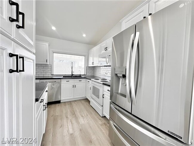 Building Photo - 401 Holcomb
